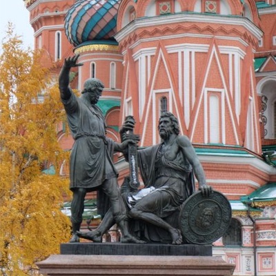На фотографии памятник Минину и Пожарскому
